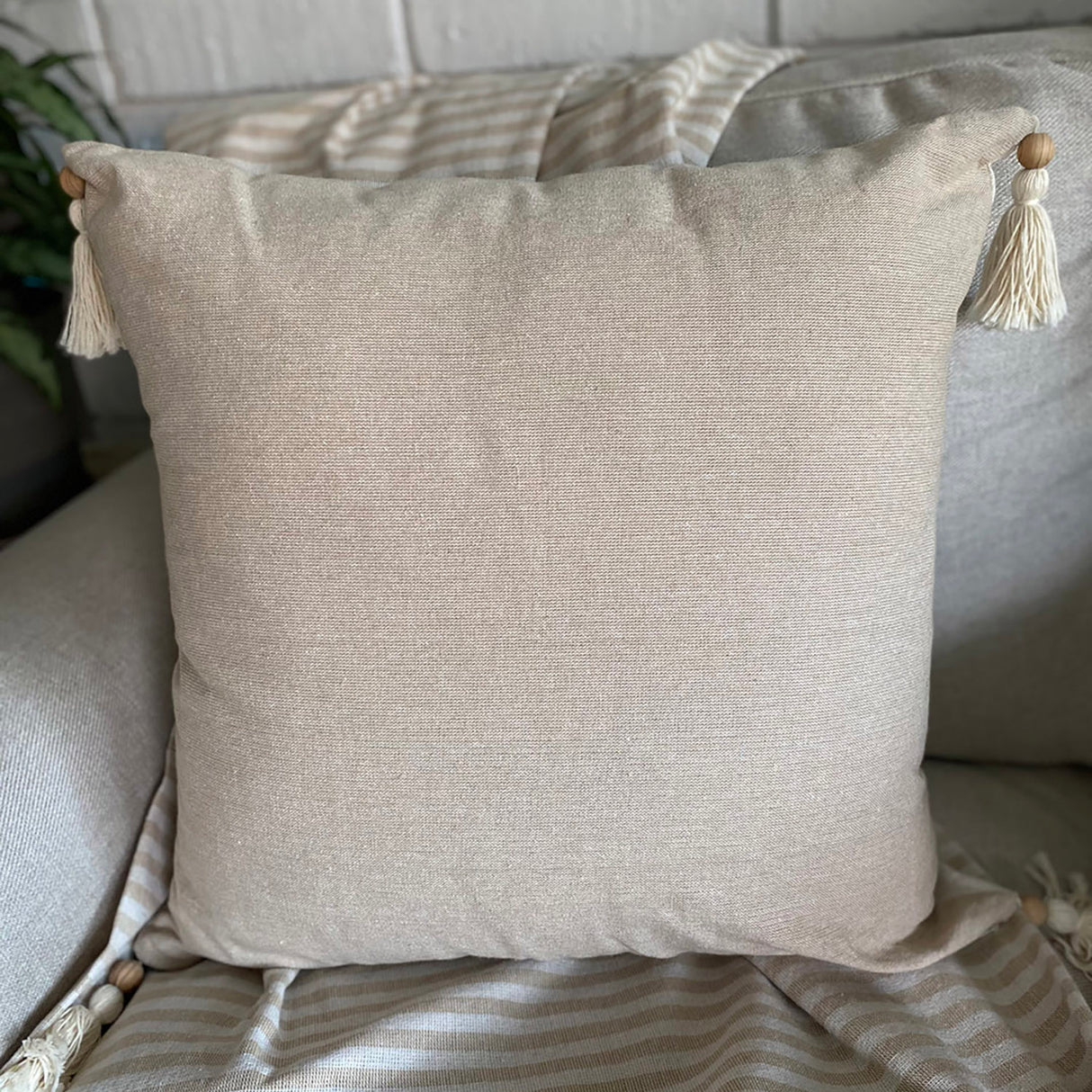 Cojín cuadrado camel/beige borlas 45