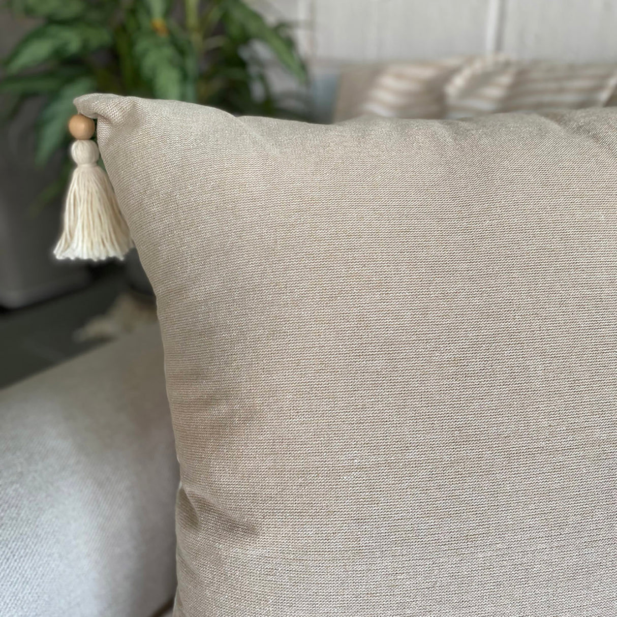 Cojín cuadrado camel/beige borlas 45